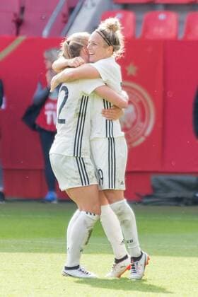 Jubel, celebration über das 5:0 durch Tabea Kemme (GER, 22); Gratulation von Svenja Huth (GER, 19); Turbine Potsdam; Jubel, celebration; Tor, goal, Torerfolg, Aktion, Fußball, Frauen, Länderspiel, Deutschland - Slowenien,
