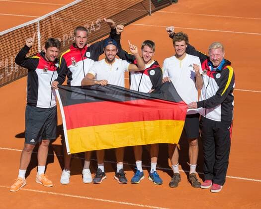Davis Cup POR-GER, L-R. Team Captain Michael Kohlmann,JAN-LENNARD STRUFF,TIM PUETZ,CEDRIK-MARCEL STEBE,YANNICK HANFMANN und BORIS BECKER, Mannschaft mit deutscher Fahne, Jubel,Freude,Emotion, Tennis - Davis Cup 2017 - ITF Davis Cup - Centro De Tenis Do Jamor - Oeiras - - Portugal - 17 September 2017. Â Copyright: xJuergenxHasenkopfx