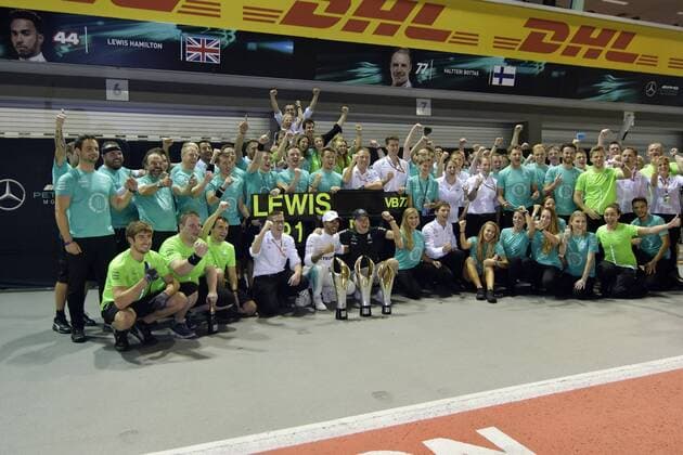 Lewis Hamilton (GB 44), Mercedes AMG Petronas Motorsport, Valtteri Bottas (FIN 77), Mercedes AMG Petronas Motorsport, Teamjubel, Grosser Preis von Singapur 2017, Rennen, Motorsport, Formel 1, 17.09.2017, Singapur Copyright: xEIBNER JERRYxANDREx EP_JAE