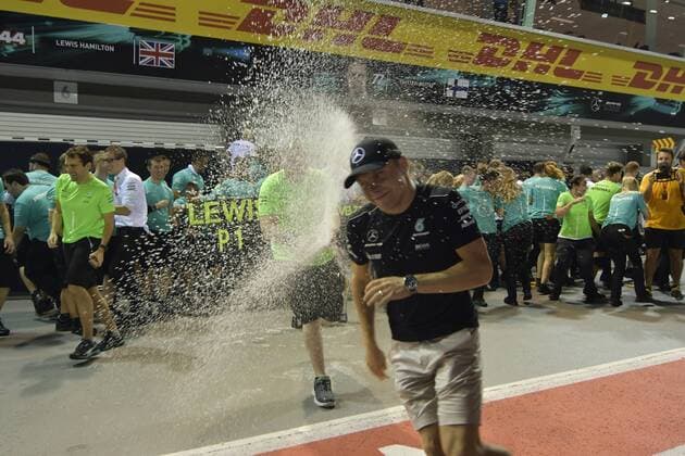 Lewis Hamilton (GB 44), Mercedes AMG Petronas Motorsport, Valtteri Bottas (FIN 77), Mercedes AMG Petronas Motorsport, Teamjubel, Grosser Preis von Singapur 2017, Rennen, Motorsport, Formel 1, 17.09.2017, Singapur Copyright: xEIBNER JERRYxANDREx EP_JAE