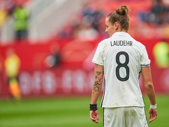 Simone LAUDEHR, DFB 8 Halbfigur , Aktion, Einzelbild, Portrait, Portraet, Einzelaktion Einzelaktion mit Ball, Ganzfigur, Freisteller, Einzelbild, Hochformat, Aktion, Ganzkörper, Einzelaufnahmen, Action Ballannahme, Ballbehandlung Tatauierung (fachsprachlich), Tätowierung, Tattoo, Tättowierung, Koerperschmuck, olympia DEUTSCHLAND - SLOWENIEN 6-0 Fussball Laenderspiel Damen Qualifikation zur Weltmeisterschaft WM 2018 in Frankreich , Ingolstadt, Deutschland 16.09.2017