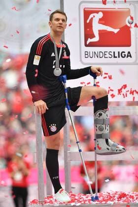 Manuel NEUER (Torwart FC Bayern Muenchen) mit Kruecken Manuel NEUER faellt duer den Rest des Jahres verletzungsbeding« aus Archivfoto:Manuel NEUER (Torwart FC Bayern Muenchen) an Kruecken,verletzt, Verletzung,Siegerehrung, Fussball 1. Bundesliga, 34. Spieltag, FC Bayern Muenchen (M)-SC Freiburg (FR) 4-1, Deutscher Meister,Deutsche Meisterschaft, am 20.05.2017 in Muenchen Deutschland.A L L I A N Z A R E NA , Â