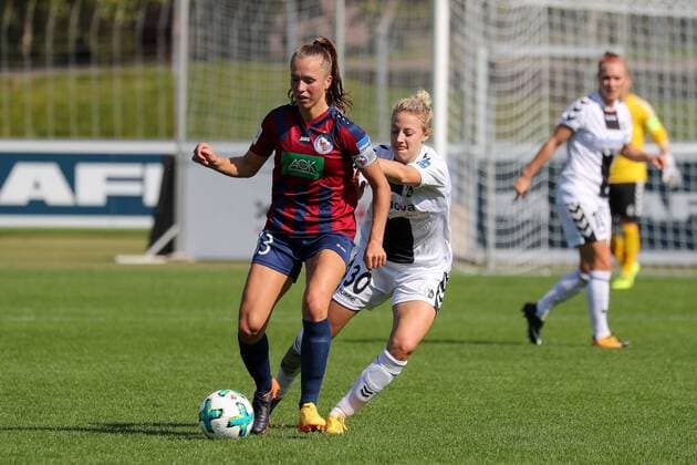 v.li.: Lia Wälti (Potsdam, 13), Carolin Simon (Freiburg, 30), Zweikampf, Duell, duel, tackle, tackling, Dynamik, Action, Aktion, Fussball, Allianz Frauen-Bundesliga, SC Freiburg - 1. FFC Turbine Potsdam, xozx
