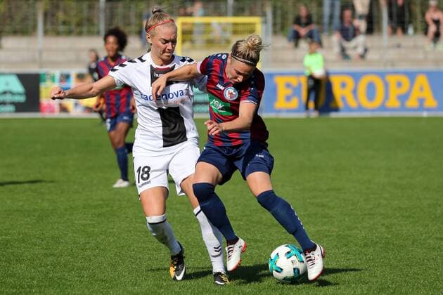 v.li.: Sarah Puntigam (Freiburg, 18), Svenja Huth (Potsdam, 9), Zweikampf, Duell, duel, tackle, tackling, Dynamik, Action, Aktion, Fussball, Allianz Frauen-Bundesliga, SC Freiburg - 1. FFC Turbine Potsdam, xozx