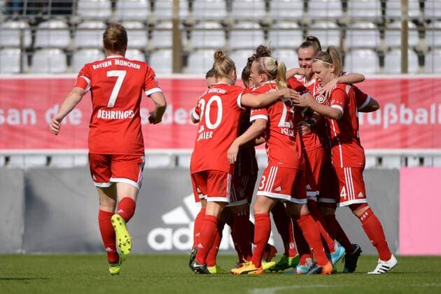 Spielerinnen des FC Bayern München mit Torjubel, Jubel, Torjubel, Torerfolg, celebrate the goal, goal, celebration, Jubel ueber das Tor zum 1:0 durch Simone Laudehr (FC Bayern München, FCB, 21) (verdeckt), optimistisch, Action, Aktion, Fussball,Allianz Frauen-Bundesliga, FC Bayern München - 1. FC Köln, xslx