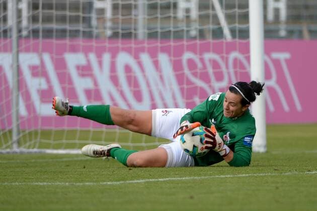 Anne-Kathrine Kremer (Anka Kremer, Torwart, Köln, 1) hat den Ball sicher, Freisteller, Einzelbild, Aktion, Action, Fussball,Allianz Frauen-Bundesliga, FC Bayern München - 1. FC Köln, xslx