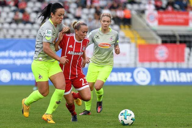 v.li.: Peggy Nietgen (Köln, 21) Mandy Islacker (FC Bayern München, FCB, 23) im Zweikampf, Duell, duel, tackle, Dynamik, Action, Aktion, Fussball,Allianz Frauen-Bundesliga, FC Bayern München - 1. FC Köln, xslx