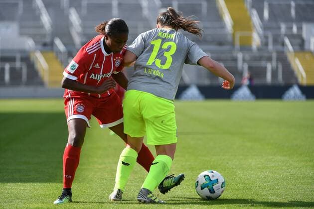 v.li.: Lineth Beerensteyn (FC Bayern München, FCB, 6) Karoline Kohr (Köln, 13) im Zweikampf, Duell, duel, tackle, Dynamik, Action, Aktion, Fussball,Allianz Frauen-Bundesliga, FC Bayern München - 1. FC Köln, xslx