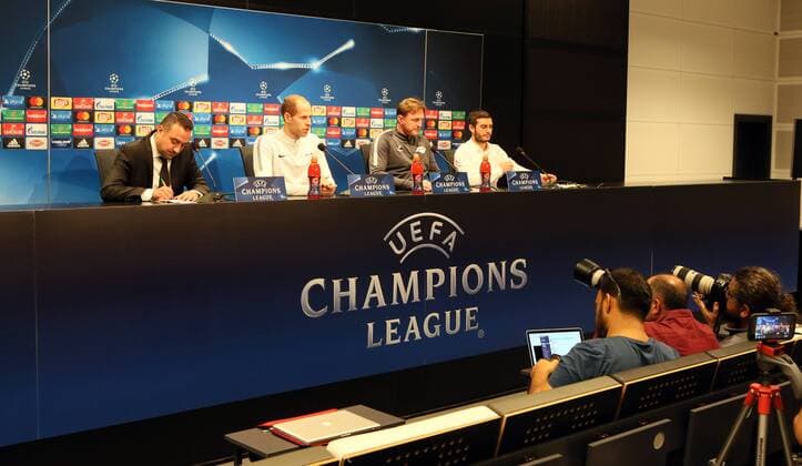 RB Leipzig - Pressekonferenz Fussball Champions League Istanbul, 25.09.2017, Vodafone Park, Fussball, UEFA Champions League, Gruppe G, 2.Spieltag , Besiktas Istanbul vs. RB Leipzig , Pressekonferenz am Vortag des Spieles. , Im Bild; Übersetzer, Torwart Peter Gulacsi (32, RB Leipzig), Trainer Ralph Hasenhüttl Hasenhuettl, RB Leipzig, Benjamin Ippoliti (RB Leipzig Pressesprecher). ,