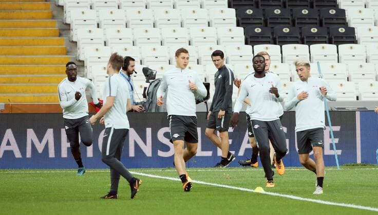 RB Leipzig - Training Fussball Champions League Istanbul, 25.09.2017, Vodafone Park, Fussball, UEFA Champions League, Gruppe G, 2.Spieltag , Besiktas Istanbul vs. RB Leipzig , Training am Vortag des Spieles. , Im Bild; RB Leipzig - Training im Stadion. V.l.: Jean-Kevin Augustin, Marcel Sabitzer, Willi Orban, Athletiktrainer Nicklas Dietrich, Torwart Yvon Mvogo, Marcel Halstenberg und Kevin Kampl (alle RB Leipzig). ,