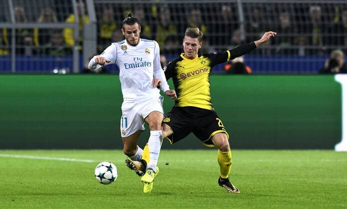 Fußball, CL, Borussia Dortmund - Real Madrid Fussball, UEFA Champions League, Herren, Saison 2017 2018, Gruppe H, 2. Spieltag, Signal Iduna Park Dortmund, Bor. Dortmund (gelb) - Real Madrid (weiss); Gareth Bale (Real Madrid), Lukasz Piszczek (BVB), Aktion.
