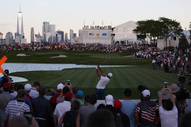 JERSEY CITY, NJ - SEPTEMBER 28: International golfer Jason Day hits a tee shot on the 18th hole with the New York skyline in the background during the first round of the Presidents Cup on September 28, 2017, at Liberty National Golf Club in Jersey City, NJ. (Photo by Brian Spurlock Icon Sportswire) GOLF: SEP 28 PGA Golf Herren - The Presidents Cup - First Round Icon17092877 EDITORIAL USE ONLY