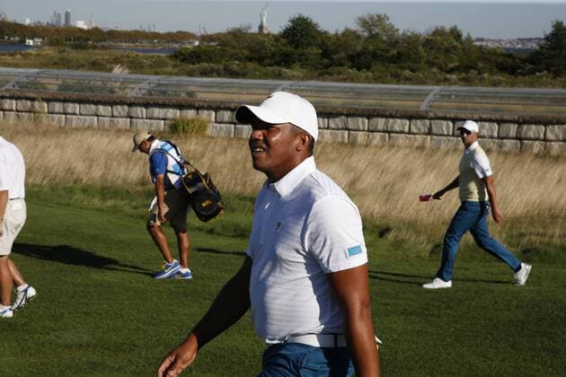 JERSEY CITY, NJ - SEPTEMBER 28: International golfers Jhonattan Vegas and Adam Scott walk the 14th hole with during the first round of the Presidents Cup on September 28, 2017, at Liberty National Golf Club in Jersey City, NJ. (Photo by Brian Spurlock Icon Sportswire) GOLF: SEP 28 PGA Golf Herren - The Presidents Cup - First Round Icon17092859 EDITORIAL USE ONLY
