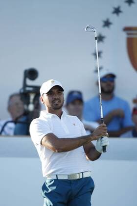 JERSEY CITY, NJ - SEPTEMBER 28: International golfer Jason Day tees on the 16th hole during the first round of the Presidents Cup on September 28, 2017, at Liberty National Golf Club in Jersey City, NJ. (Photo by Brian Spurlock Icon Sportswire) GOLF: SEP 28 PGA Golf Herren - The Presidents Cup - First Round Icon17092837 EDITORIAL USE ONLY