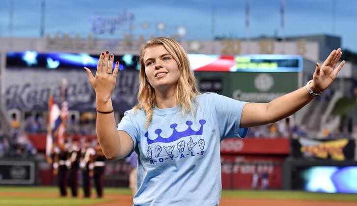 Bilder des Tages - SPORT September 29, 2017 - Kansas City, MO, USA - Melissa Davis, from Fulton, Mo., signs the national anthem before a game between the Kansas City Royals and Arizona Diamondbacks at Kauffman Stadium in Kansas City, Mo., on Friday, Sept. 29, 2017. Friday was Deaf and Hard of Hearing Awareness Day at the stadium. Arizona at Kansas City - ZUMAm67_ 20170929_zaf_m67_038 Copyright: xJohnxSleezerx