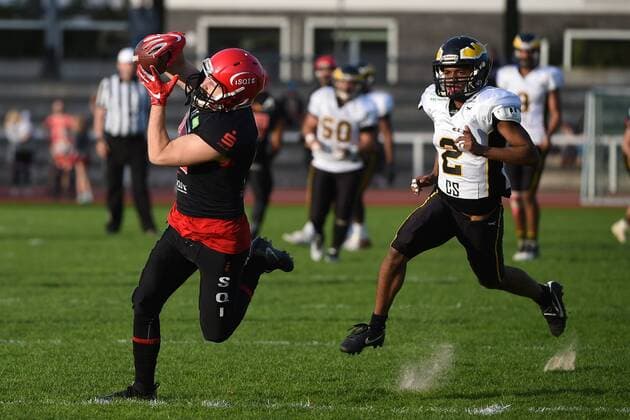 American Football, Herren, Saison 2017, GFL 2, Relegationsrückspiel zum Aufstieg in die GFL , Potsdam Royals - Berlin Adler, WR Frederik Myrup Nielsen (Nr. 10, Potsdam Royals), DB Najim Hennig (Nr. 2, Berlin Adler), 30.09.17, Copyright: xMichaelxHundtx xMatthiasxKochx