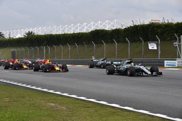 Motorsports: FIA Formula One World Championship WM Weltmeisterschaft 2017, Grand Prix of Malaysia, Start, 44 Lewis Hamilton (GBR, Mercedes AMG Petronas F1 Team), 33 Max Verstappen (NLD, Red Bull Racing), 3 Daniel Ricciardo (AUS, Red Bull Racing), 77 Valtteri Bottas (FIN, Mercedes AMG Petronas F1 Team), Sepang Malaysia