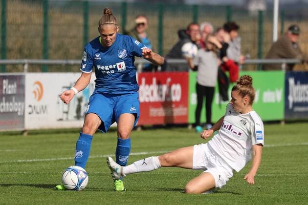 v.li.: Johanna Tietge (Sand, 6), Linda Dallmann (SGS, 10), Zweikampf, Duell, duel, tackle, tackling, Dynamik, Action, Aktion, Fussball, Allianz Frauen-Bundesliga, SC Sand - SGS Essen, xozx