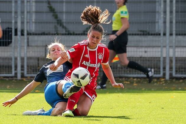 v.li.: Sophie Howard (TSG, 26), Melanie Leupolz (FCB, 8), Zweikampf, Duell, duel, tackle, tackling, Dynamik, Action, Aktion, Fussball, Allianz Frauen-Bundesliga, TSG 1899 Hoffenheim - FC Bayern München, xozx