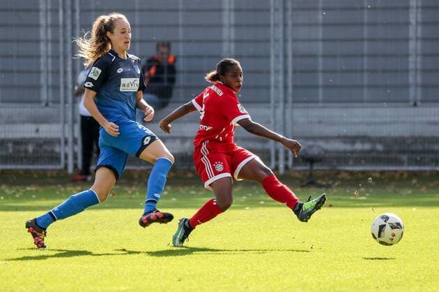 v.li.: Tamar Dongus (TSG, 32), Torschützin Lineth Beerensteyn (FCB, 6) erzielt das Tor zum 0:4, Treffer, Torerfolg, Action, Aktion, Fussball, Allianz Frauen-Bundesliga, TSG 1899 Hoffenheim - FC Bayern München, xozx