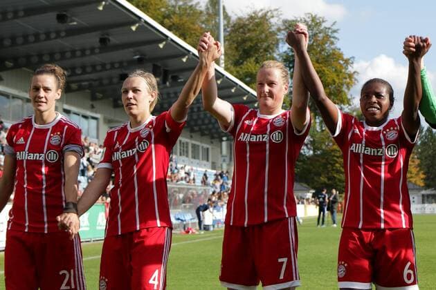 v.li.: Simone Laudehr (FCB, 21), Kristin Demann (FCB, 4), Melanie Behringer (FCB, 7), Lineth Beerensteyn (FCB, 6) bedanken sich nach dem Spiel bei den mitgereisten Bayern Fans, Jubel nach dem Schlusspfiff, Sieg, Sieger, Gewinner, jubelt, jubeln, Freude, optimistisch, Action, Aktion, Fussball, Allianz Frauen-Bundesliga, TSG 1899 Hoffenheim - FC Bayern München, xozx