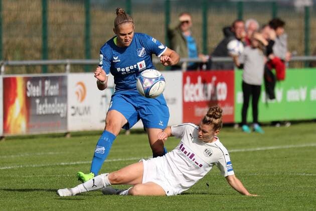 v.li.: Johanna Tietge (Sand, 6), Linda Dallmann (SGS, 10), Zweikampf, Duell, duel, tackle, tackling, Dynamik, Action, Aktion, Fussball, Allianz Frauen-Bundesliga, SC Sand - SGS Essen, xozx