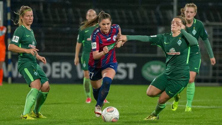 v.li.: Marie-Louise Eta (SV Werder Bremen, 6), Sarah Zadrazil (1. FFC Turbine Potsdam, 27) und Janine Angrick (SV Werder Bremen, 8) im Dreikampf, Zweikampf, Duell, Fussball, Allianz Frauen-Bundesliga, 1. FFC Turbine Potsdam - SV Werder Bremen, xobx