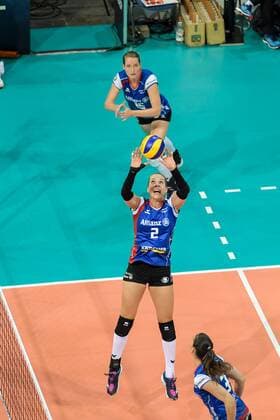 Volleyball Supercup Frauen, Pokalsieger Allianz MTV Stuttgart vs Meister SSC Palmberg Schwerin, 08.10.2017 Allianz MTV Stuttgart, Volleyball, Bundesliga, Damen, Saison 2017 18, Supercup (in blau), gegen SSC Palmberg Schwerin (in gelb), Femke Stoltenborg im Zuspiel, hinten Deborah van Daelen, vorne Michaela Tomazela Pissinato FOTO: TOM BLOCH xtbx