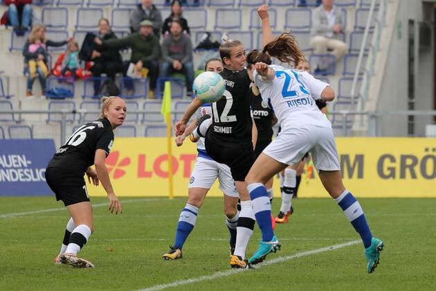 v.li.: Janina Hechler (Frankfurt, 16) und Sophie Schmidt (Frankfurt, 12) müssen tatenlos zuschauen, wie Pia Rijsdijk (MSV, 25) das Tor per Kopfball erzielt, erzielt das Tor zum 0:1, Treffer, Torerfolg, Action, Aktion, Fussball, Allianz Frauen-Bundesliga, 1. FFC Frankfurt - MSV Duisburg,
