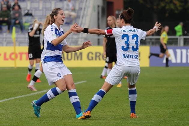 v.li.: Torschützin Pia Rijsdijk (MSV, 25), Kathleen Radtke (MSV, 33), jubeln über das Tor zum 0:1, Jubel, Torjubel, Torerfolg, celebrate the goal, goal, celebration, Jubel ueber das Tor, optimistisch, Action, Aktion, Fussball, Allianz Frauen-Bundesliga, 1. FFC Frankfurt - MSV Duisburg,