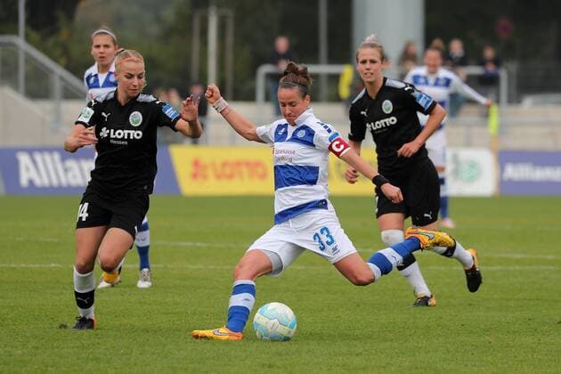 v.li.: Jackie Groenen (Frankfurt, 14), Kathleen Radtke (MSV, 33), Sophie Schmidt (Frankfurt, 12), Aktion, Action, Spielszene, Fussball, Allianz Frauen-Bundesliga, 1. FFC Frankfurt - MSV Duisburg,