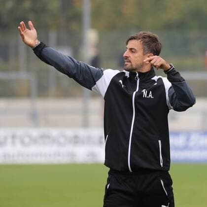 Niko Arnautis (Trainer, Cheftrainer, Frankfurt), gibt Anweisungen, gestikuliert, mit den Armen gestikulieren, gives instructions, gesticulate, Einzelbild, Aktion, Action, Fussball, Allianz Frauen-Bundesliga, 1. FFC Frankfurt - MSV Duisburg,