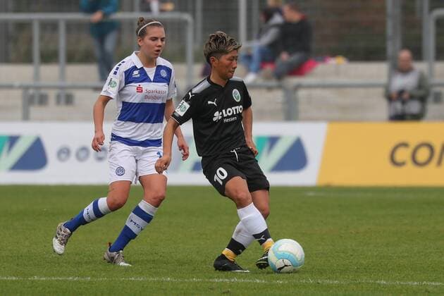v.li.: Rieke Dieckmann (MSV, 16), Kumi Yokoyama (Frankfurt, 10), Aktion, Action, Spielszene, Fussball, Allianz Frauen-Bundesliga, 1. FFC Frankfurt - MSV Duisburg,