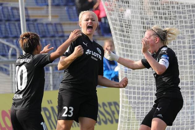 v.li.: Kumi Yokoyama (Frankfurt, 10), Torschützin Lise Overgaard Munk (Frankfurt, 23), Marith Prießen (Marith Priessen, Frankfurt, 13), jubeln über das Tor zum 2:1, Jubel, Torjubel, Torerfolg, celebrate the goal, goal, celebration, Jubel ueber das Tor, optimistisch, Action, Aktion, Fussball, Allianz Frauen-Bundesliga, 1. FFC Frankfurt - MSV Duisburg,
