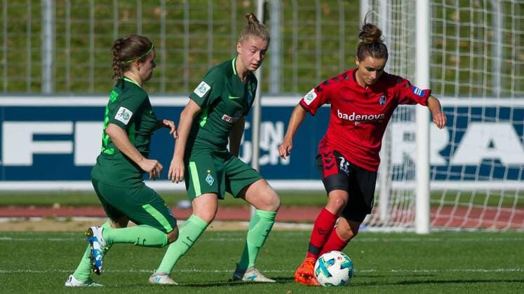 v.li.: Janine Angrick (SV Werder Bremen, 8), Michelle Ulbrich (SV Werder Bremen, 5) und Lina Magull (SC Freiburg, 16) im Dreikampf, Zweikampf, Duell, Fussball, Allianz Frauen-Bundesliga, SC Freiburg - SV Werder Bremen,