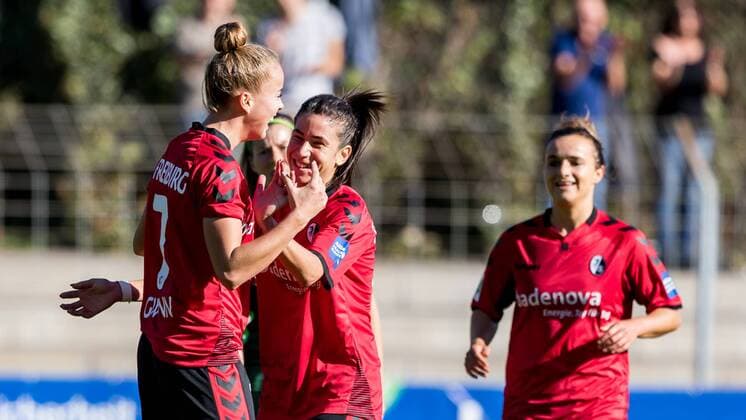 v.li.: Giulia Gwinn (SC Freiburg, 7), Hasret Kayikci (SC Freiburg, 11) und Lina Maria Magull (SC Freiburg, 16) beim Torjubel, Goal celebration, celebrate the goal, goal celebration, nach dem 1:0 für den SC Freiburg, Fussball, Allianz Frauen-Bundesliga, SC Freiburg - SV Werder Bremen,