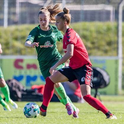 v.li.: Nina Lührßen (Luehrssen, SV Werder Bremen, 4) und Giulia Gwinn (SC Freiburg, 7) im Zweikampf, Duell, duel, tackle, Fussball, Allianz Frauen-Bundesliga, SC Freiburg - SV Werder Bremen,
