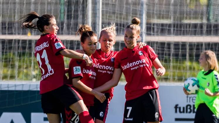 v.li.: Hasret Kayikci (SC Freiburg, 11), Lina Maria Magull (SC Freiburg, 16), Julia Simic (SC Freiburg, 10) und Giulia Gwinn (SC Freiburg, 7) beim Torjubel, Goal celebration, celebrate the goal, goal celebration, nach dem 2:1 für den SC Freiburg, Fussball, Allianz Frauen-Bundesliga, SC Freiburg - SV Werder Bremen,