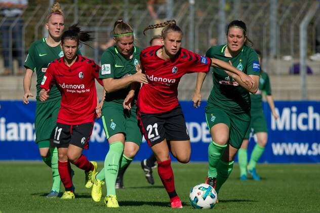 v.li.: Marie-Louise Eta (SV Werder Bremen, 6) im Zweikampf, Duell mit Klara Bühl (Buehl, SC Freiburg, 21), Lisa-Marie Scholz (SV Werder Bremen, 7), Fussball, Allianz Frauen-Bundesliga, SC Freiburg - SV Werder Bremen,