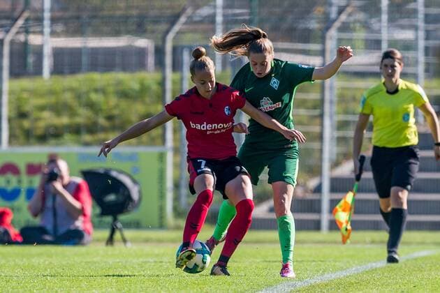 v.li.: Giulia Gwinn (SC Freiburg, 7) und Nina Lührßen (Luehrssen, SV Werder Bremen, 4) im Zweikampf, Duell, duel, tackle, Fussball, Allianz Frauen-Bundesliga, SC Freiburg - SV Werder Bremen,