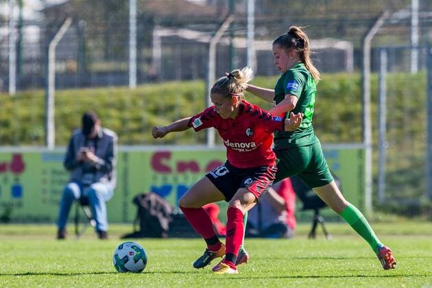 v.li.: Julia Simic (SC Freiburg, 10) und Nina Lührßen (Luehrssen, SV Werder Bremen, 4) im Zweikampf, Duell, duel, tackle, Fussball, Allianz Frauen-Bundesliga, SC Freiburg - SV Werder Bremen,