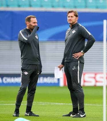RB Leipzig - Training Champions League Leipzig, 16.10.2017, Red Bull Arena, Fussball, UEFA Champions League, Gruppe G, 3.Spieltag, Training am Vortag des Spiels , RB Leipzig vs. FC Porto , RB Leipzig Training. Im Bild v.l.: Sascha Lense (Co Trainer, Mentalcoach) und Trainer Ralph Hasenhüttl Hasenhuettl