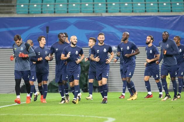 Training Porto Champions League Leipzig, 16.10.2017, Red Bull Arena, Fussball, UEFA Champions League, Gruppe G, 3.Spieltag, Training am Vortag des Spiels , RB Leipzig vs. FC Porto , FC Porto Training. , Im Bild: Spieler des FC Porto laufen sich warm.