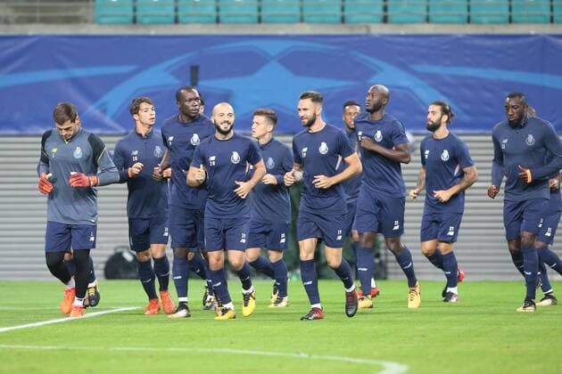 Training Porto Champions League Leipzig, 16.10.2017, Red Bull Arena, Fussball, UEFA Champions League, Gruppe G, 3.Spieltag, Training am Vortag des Spiels , RB Leipzig vs. FC Porto , FC Porto Training. , Im Bild: Spieler des FC Porto laufen sich warm.