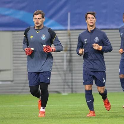 Training Porto Champions League Leipzig, 16.10.2017, Red Bull Arena, Fussball, UEFA Champions League, Gruppe G, 3.Spieltag, Training am Vortag des Spiels , RB Leipzig vs. FC Porto , FC Porto Training. Im Bild v.l.: Torwart Iker Casillas (1, Porto) und Hector Herrera (16, Porto)