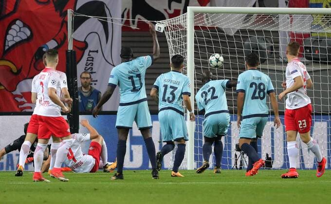 RB Leipzig - Porto Fussball Champions League Leipzig, 17.10.2017, Red Bull Arena, Fussball, UEFA Champions League, Gruppe G, 3.Spieltag , Rasenballsport Leipzig vs. FC Porto , Im Bild; Tor für RB Leipzig. Willi Orban (4, RB Leipzig) erzielt den Treffer zum 1:0. ,