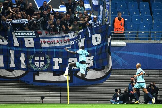 Fussball, Herren, Saison 2017 2018, Champions League (Gruppe G, 3. Spieltag), RB Leipzig - FC Porto, Jubel nach dem Tor zum 1:1, Vincent Aboubakar (Nr. 9, FC Porto), Yacine Brahimi (Nr. 8, FC Porto), 17.10. 2017, Copyright: xMatthiasxKochx