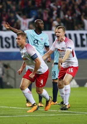 RB Leipzig - Porto Fussball Champions League Leipzig, 17.10.2017, Red Bull Arena, Fussball, UEFA Champions League, Gruppe G, 3.Spieltag , RB Leipzig (DEU) vs. FC Porto (PRT) , Leipziger Torjubel nach dem 1:0. Im Bild v.l.: Torschütze Willi Orban (4,RB Leipzig) und Lukas Klostermann (16,RB Leipzig). ,