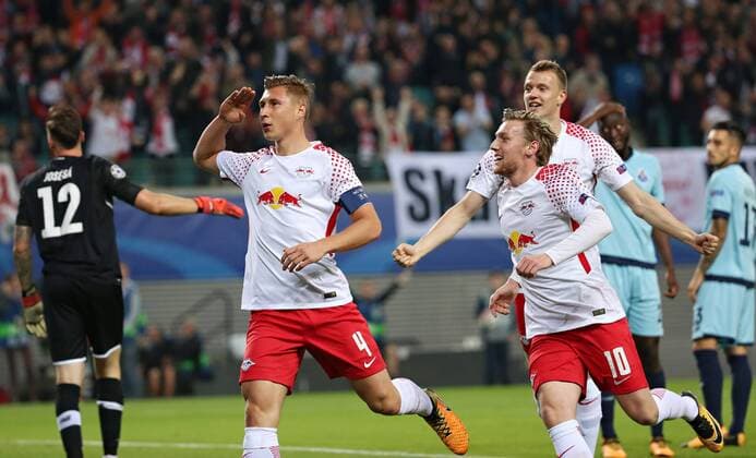 RB Leipzig - Porto Fussball Champions League Leipzig, 17.10.2017, Red Bull Arena, Fussball, UEFA Champions League, Gruppe G, 3.Spieltag , RB Leipzig (DEU) vs. FC Porto (PRT) , Leipziger Torjubel nach dem 1:0. Im Bild v.l.: Torschütze Willi Orban (4,RB Leipzig), Emil Forsberg (10,RB Leipzig) und Lukas Klostermann (16,RB Leipzig). ,