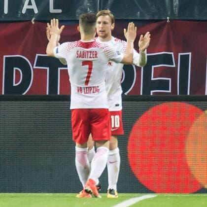 Jubel, celebration bei rRB Leipzig über das Tor zum 2:1 durch Emil Forsberg (RB Leipzig, 10); Tor, goal, Torerfolg, Aktion; Jubel, celebration, Fussball, UEFA Champions League, RB Leipzig - FC Porto,